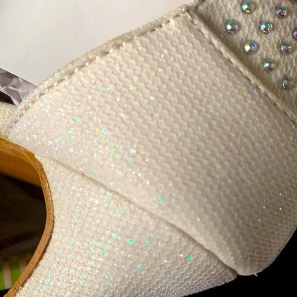 Brand New White Double Buckle Pump - Girls - Picture 5 of 5